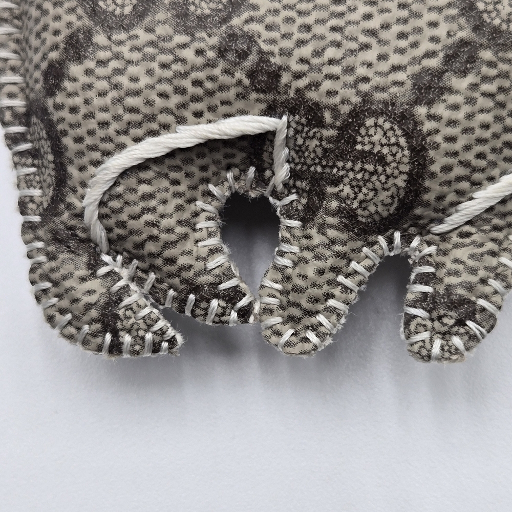 #126 Gucci Chihuahua Keychain in Beige and Gold Leather - Picture 5 of 7